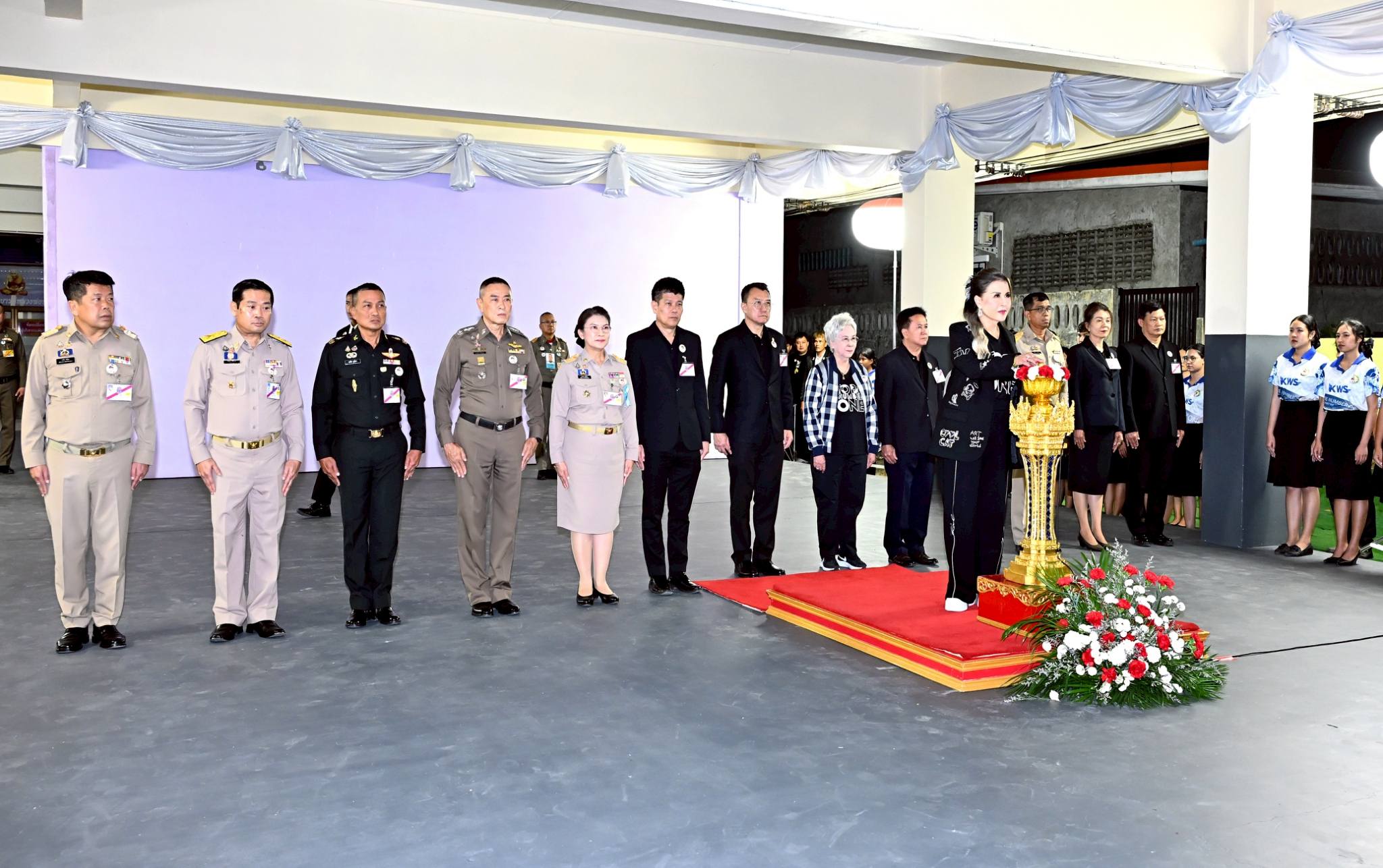 เฝ้ารับเสด็จ ทูลกระหม่อมหญิงอุบลรัตนราชกัญญา สิริวัฒนาพรรณวดี ในวโรกาสเสด็จเปิดชมรม และศูนย์เพื่อนใจ TO BE NUMBER ONE ณ โรงเร